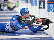 Dominik Windisch konsultiert die Windfähnchen, bevor er das Gewehr in den Anschlag nimmt. (Archivaufnahme) (Bild: KEYSTONE/EPA TT NEWS AGENCY/ANDERS WIKLUND)