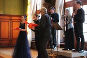 Die Sänger und Instrumentalisten beim Auftritt im Rathaus. (Bild: Manuela Olgiati)