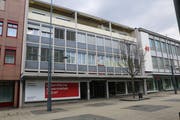 Positiv 2: Fielmann bezieht die rechte Hälfte des 600 Quadratmeter grossen Verkaufslokals inmitten der Fussgängerzone, wo früher das Modehaus Schild eingemietet war.