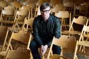 Jaroslav Rudiš holte sich viele Romanideen in seiner Prager Stammkneipe «Zum ausgeschossenen Auge». (Bild: Gian Ehrenzeller/Keystone)