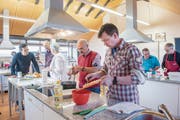 Konzentriertes Schnibbeln und Braten in der Häggenschwiler Schulküche. (Bild: Urs Bucher (13. März 2019))