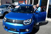 Zwei Besucher interessieren sich für das Suzuki-Modell Ignis 1.2 Tradizio Top bei der Buchser Garage J. Müntener AG. (Bild: Hansruedi Rohrer)