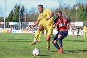 La Chaux-de-Fonds Murphy Dimonekene (links) gegen Chams Esat Balaj. (Bild: Maria Schmid (16. März 2019))