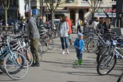 Besucher der Velobörse begutachten die ausgestellten Modelle. (Bild: Monika Wick)