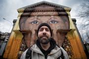 Stefan Tschirren vor der Offenen Kirche mit dem grössten Motiv, das er je gesprayt hat. (Bild: Benjamin Manser)