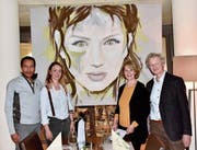 Das Bild «Green Eyes» wird für Giulia Wyss (zweite von links) zukunftsweisend sein; es wurde gemeinsam von ihren neuen Förderern David Collenberg, Lilly Huber und Martin Nett erworben. (Bild: Heidy Beyeler)