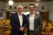 Der neue Präsident Markus Frei und Urs Schmied, ehemaliger Präsident und neues Ehrenmitglied, gratulieren sich gegenseitig. (Bild: Tizian Fürer)