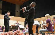 Benjamin Zwick spielt bei seinem Abschiedsstück Klarinette. (Bild: Judith Schuck)