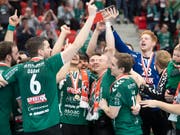Die Thuner Spieler freuen sich über den sechsten Cupsieg (Bild: KEYSTONE/MARCEL BIERI)