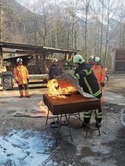 Die Einsatzkräfte der Feuerwehr wurden unter anderem zum Thema Brandbekämpfung geschult. (Bild: PD)