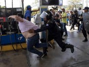 Polizeikräfte in Managua gehen bei Anti-Regierungsprotesten gegen einen Fotojournalisten der Nachrichtenagentur AFP vor. (Bild: KEYSTONE/EPA EFE/JORGE TORRES)