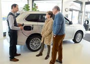 Remy Kühnis erklärt Einzelheiten des Plug-in-Hybrid-Systems beim Mitsubishi Outlander PHEV-SUV in der Garage Kühnis AG, Grabs. (Bild: Hansruedi Rohrer)