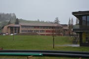 Auf der Wiese im Vordergrund erfolgt am 6. Mai der Spatenstich für das neue Primarschulhaus an der Neugasse in Bazenheid. Im Hintergrund das Oberstufenschulhaus Flurstrasse. Hier beginnt der Aushub der Erweiterung im Juni dieses Jahres. (Bild: Beat Lanzendorfer)
