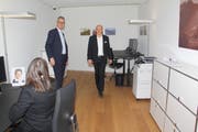 Verwaltungsratspräsident David Schuler (links) und Theo Arnold, Vorsitzender der Geschäftsleitung, in einem der neuen Büros. (Bild: Paul Gwerder, Bürglen, 16. März 2019)