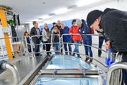 Besucher besichtigen das Pumpwerk Schachen. (Bild: Donato Caspari)