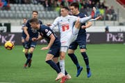 Umkämpftes Duell: Ruben Vargas (in weiss) im Duell mit mehreren Thun-Spielern (vorne Captain Stefan Glarner). (Bild: Peter Schneider/Keystone (Thun, 17. März 2019))