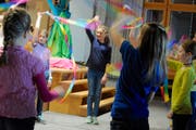 Für die beschwingten Regen- und Sonnentänze wurden farbige Bänder eingesetzt. (Bild: Rudolf Steiner)