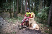 Aus einem Baumstumpf schuf Florin Beglinger den schönen Wald-Holzsessel. (Bild: Maya Heizmann)