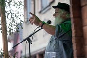 Sepp Ambauen nimmt in der Dorfchlag Ereignisse des vergangenen Jahres aufs Korn. (Bild: Edi Ettlin, Beckenried, 12. November 2017)