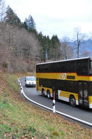 Die Autofahrerin hatte keine Lust mehr, hinter dem Postauto zu fahren und überholte dieses. (Symbolbild: Sabine Camedda)