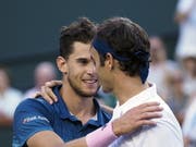 Dominic Thiem (links) verbessert sich in der Weltrangliste auf Platz 4 und ist damit direkt vor Roger Federer klassiert (Bild: KEYSTONE/EPA/RAY ACEVEDO)