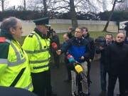Ein Polizeisprecher informiert die Medien über das Unglück mit drei Toten im nordirischen Cookstown. (Bild: KEYSTONE/EPA PSNI/PSNI / HANDOUT)