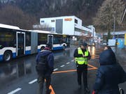 Vorbereitet: Mitarbeiter der Zentralbahn und der Verkehrsbetriebe Luzern geben den Reisenden vor Ort Auskunft. (Bild: David von Moos, Hergiswil, 18. März 2019)