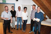 Ortsverwaltungsratspräsident Bernhard Schneider (rechts aussen) dankte seinem Vorgänger Daniel Bösch (links aussen) für sein langjähriges Engagement mit einem Präsent. Zwischen ihnen (von links) die Ortsverwaltungsräte Katja Loher-Büchel, Werner Heeb, Irene Schocher und Erich Eicher. (Bild: mp)