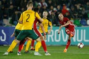 Der technisch starke Mittelfeldspieler Valeriane «Vako» Gvilia (rechts) mit Georgien im Länderspiel gegen Litauen. (Bild: David Mdzinarischvili/Reuters (Tiflis, 24. März 2018))