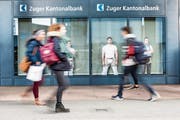 Auffällig: Adrian Elsener, Marcel Bieri und Marcel Betschaft (links) sind drei der zwölf Zuger Schwinger, die an Kantonalbank-Filialen prangen. (Bild: Patrick Hürlimann, Zug, 5. März 2019)