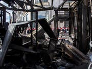 Bei den «Gelbwesten»-Protesten wurde die Terrasse des Promi-Restaurants Fouquet's an der Prachtstrasse Champs-Élysées in Brand gesteckt. (Bild: KEYSTONE/AP/RAFAEL YAGHOBZADEH)