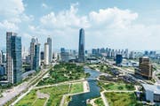 Songdo in Südkorea ist komplett auf dem Reissbrett geplant worden und gilt als Vorzeige-Smart-City. Hier der Blick aus dem 29-Stockwerk des G-Towers. (Bild: Jun Michael Park/LAIF/Keystone)