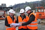 Freuen sich über den Baustart (von links): Zentralbahn-Geschäftsführer Michael Schürch, Regierungsrat Josef Hess und der Sarner Gemeindepräsident Jürg Berlinger. (Bild: Matthias Piazza, Kägiswil, 18. März 2019)