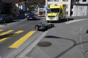 Der Motorradlenker ist gestürzt, weil er kurz zu wenig aufmerksam war und deshalb mit der Leitplanke kollidierte. (Bild: Kantonspolizei)