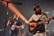 Eingängiger Indie-Rock: Manuel Felder, Gesang, und Patrik Muggli, Gitarre, hatten das Publikum im Nu im Sack. (Bild: Max Eichenberger)