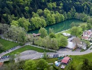 Der Chrüzweier mit Frauen- und Familienbad, im Vordergrund ist zudem die Minigolf-Anlage zu erkennen. In diesem Bereich wird die Vorfahrt auf Dreilinden bis Ende Mai baulich saniert und neu gestaltet. (Bild: Michel Canonica - 23. Juni 2017)