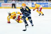 Ambris Dominik Kubalik am Puck, verfolgt von Biels Robbie Earl. (Bild: Michela Locatelli / Freshfocus, Ambri, 16. März 2019)