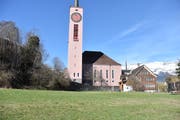 Auf diesem Grundstück direkt neben der Kirche soll das Kirchgemeindehaus der evangelischen Kirche Buchs entstehen. (Bild: Thomas Schwizer)
