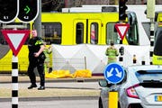Rettungskräfte leisten nach dem Blutbad ihren Einsatz. Bild: Peter Dejong/AP (Utrecht, 18. März 2018)