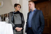 Betrübte Gesichter bei der Ausserrhoder SVP: Die abgewählte Inge Schmid und Präsident Anick Volger. (KEYSTONE/Gian Ehrenzeller).