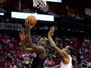 Clint Capela (links) beim Versuch den im Korb unter zu bringen (Bild: KEYSTONE/AP/DAVID J. PHILLIP)