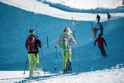 Aktivitäten wie Schneeschuhlaufen – hier am Titlis – werden immer beliebter. (Archivbild: Roger Grütter)