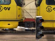 Leiche eines der drei Opfer nach den tödlichen Schüssen in einem Tram in der niederländischen Stadt Utrecht. (Bild: KEYSTONE/AP/PETER DEJONG)