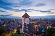 Das Schwabentor ist eines der zahlreichen Zeitzeugnisse aus dem Mittelalter. Mitte des 13. Jahrhunderts bildete es einen der Durchgänge in der Stadtmauer Freiburgs. (Bild: FWTM, Karl-Heinz Raach)