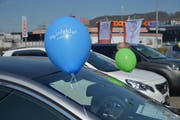 Mit bunten Ballonen werben die Garagisten für das Autofäscht. (Bild: Mario Testa)