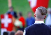 Ein Anhänger der rechtsradikalen Szene bei einer Veranstaltung zum 1. August im Wallis. (Bild: Olivier Maire, Keystone (1. August 2003))