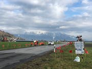 Jede Menge Fähnchen auf kleinster Fläche: Die Wiesen und der Strassenrand sind stark verschmutzt. (Bild: Jessica Nigg)