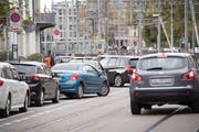 Abstellplätze für Autos und Velos sollte es für viele Städterinnen und Städter in St.Gallen mehr haben. (Bild: Ralph Ribi - Bahnhofstrasse, 31. Oktober 2018)
