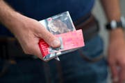 Wer ein Halbtax besitzt, erhält Geld von den SBB. (Bild: Maria Schmid)