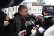 Der Fall von Ignaz Walker - hier nach der Verkündigung des zweiten Obergerichtsurteils - hat sich negativ auf die Pendenzenlast des Obergerichts des Kantons Uri ausgewirkt. (Bild: Urs Hanhart, Altdorf, 22. Januar 2018)